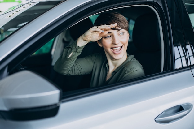 Молодая женщина, глядя в окно автомобиля Бесплатные Фотографии