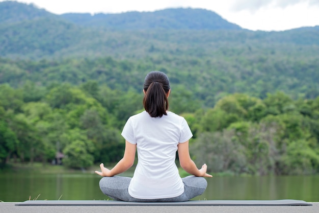 Premium Photo Young Woman Practicing Yoga In The Nature Meditation