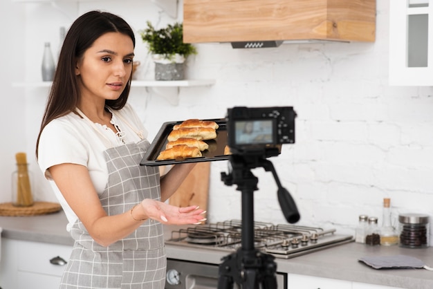 Young woman recording for a cooking show Free Photo
