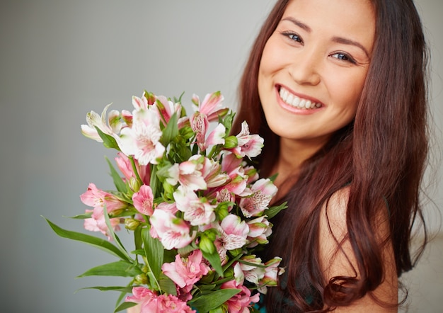 若い女性は花束と笑顔 無料の写真