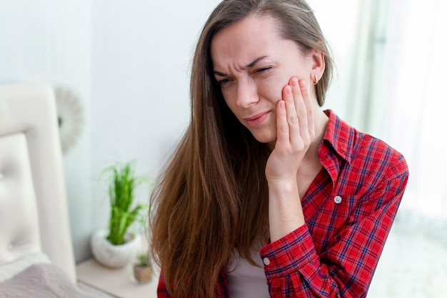Factors That Cause Tooth Sensitivity