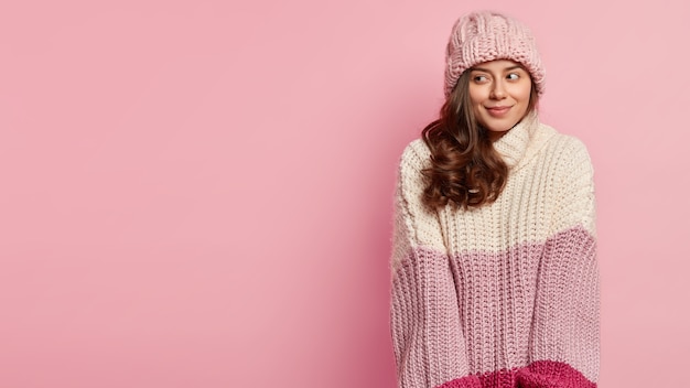 Free Photo | Young woman wearing cozy winter clothes