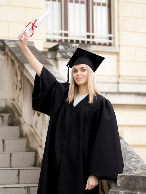 what should a woman wear under her graduation gown