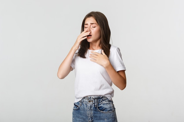 くしゃみアレルギーの若い女性 鼻水で気分が悪くなる女の子 無料の写真