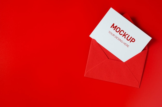 空白の白い紙と赤い封筒 バレンタインデーの背景 ラブレターのモックアップ プレミアムpsdファイル