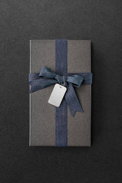 Download Free PSD | Aerial view of gift box with a tag mockup