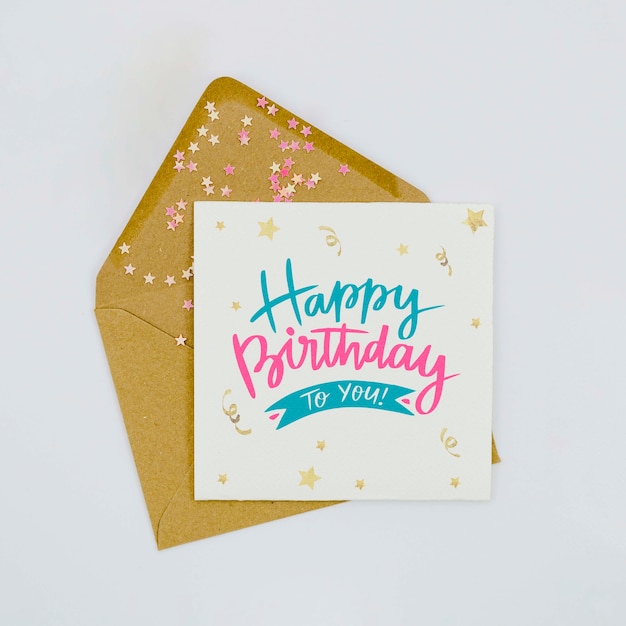 Lettera Di Compleanno E Busta Con Glitter E Coriandoli Psd Gratis