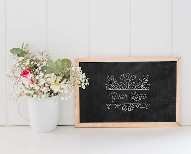 Download Free PSD | Bouquet of flowers and chalkboard mock-up