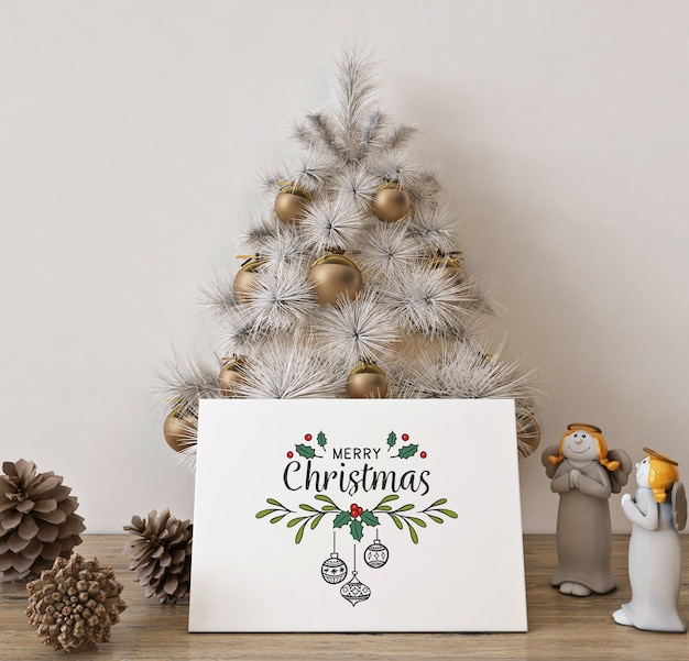 白いクリスマスツリーと装飾が施されたクリスマスグリーティングカードのモックアップ プレミアムpsdファイル