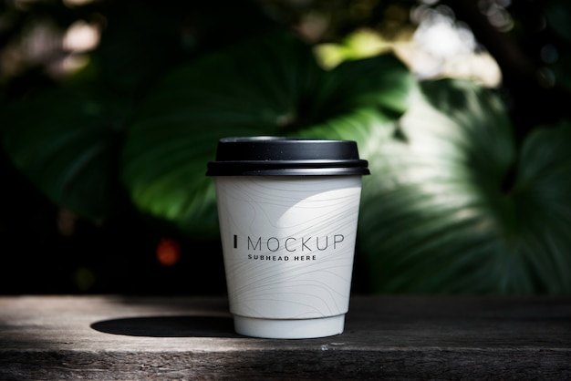 Coffee cup mockup on the table PSD Template