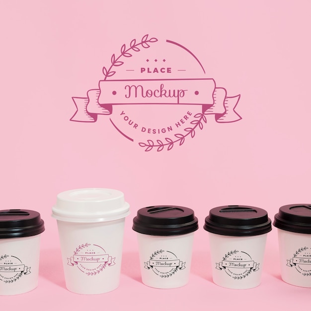 Premium PSD | Coffee cups and logo on packaging mock-up