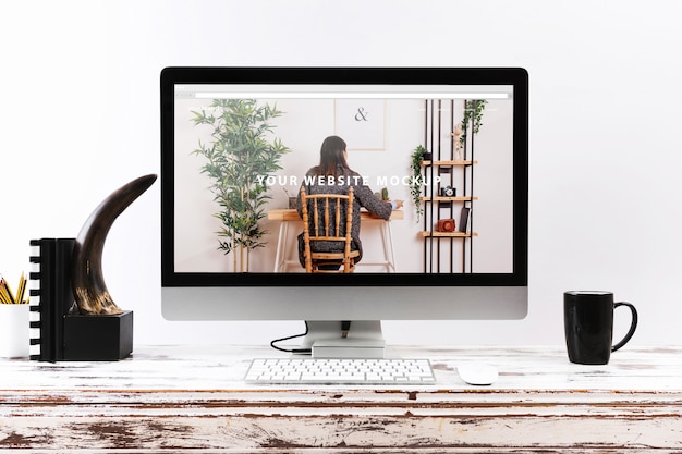 Download Free PSD | Computer mockup on wooden desk