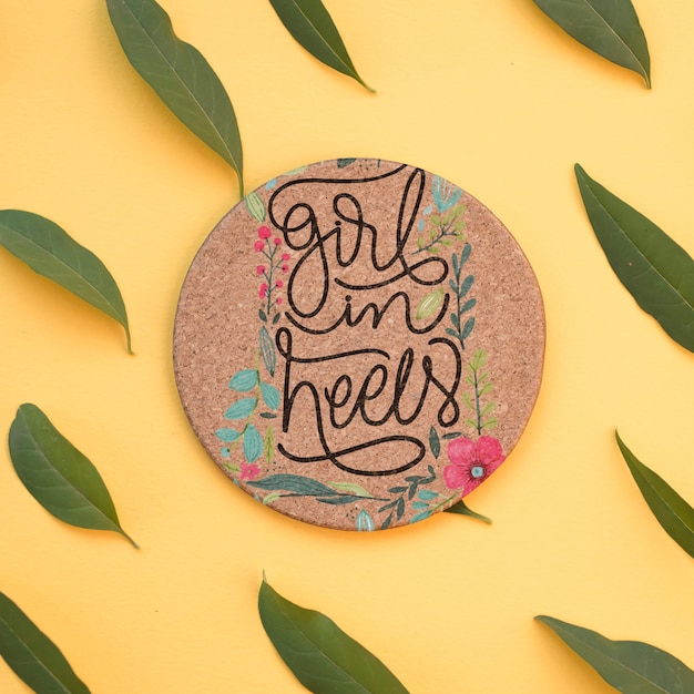 Download Free PSD | Cork plate mockup with floral decoration