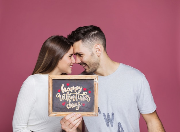Couple presenting slate mockup Free Psd