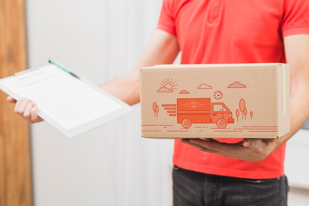 Download Free PSD | Delivery mockup with man holding box and clipboard