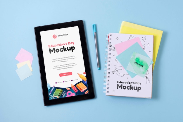 Download Disposizione del tablet mock-up per la giornata dell'istruzione | PSD Gratis