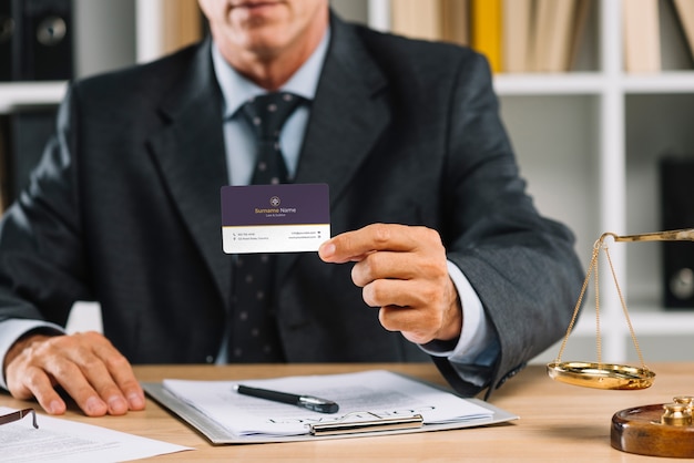 Elegant businessman presenting business card mocku Free Psd