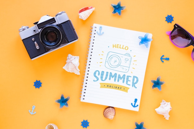 Flat lay notepad mockup with summer elements Free Psd
