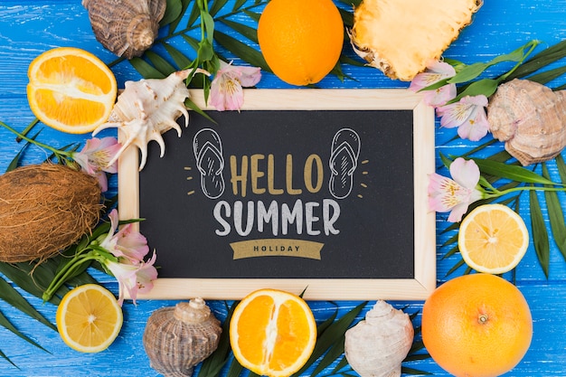 Flat lay slate mockup with summer elements Free Psd