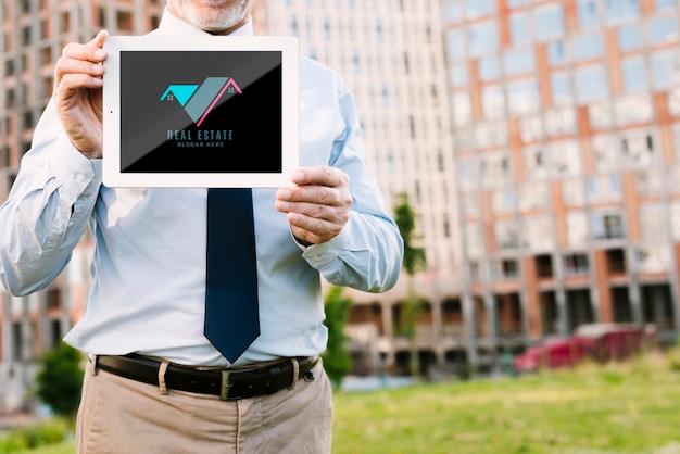 Front view architect holding a tablet mock-up Free Psd