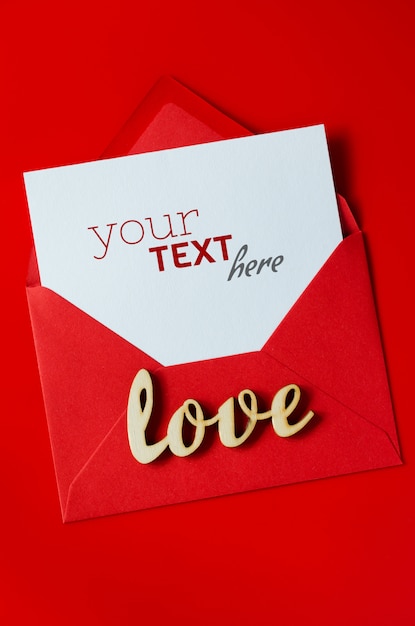 バレンタインのグリーティングカード 空白の白い紙と赤い封筒 ラブレターのモックアップ プレミアムpsdファイル