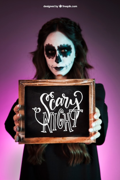 Halloween mockup with girl holding slate | Free PSD File