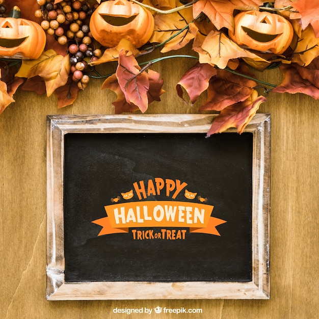Download Free PSD | Halloween slate mockup with laughing pumpkins on autumn leaves