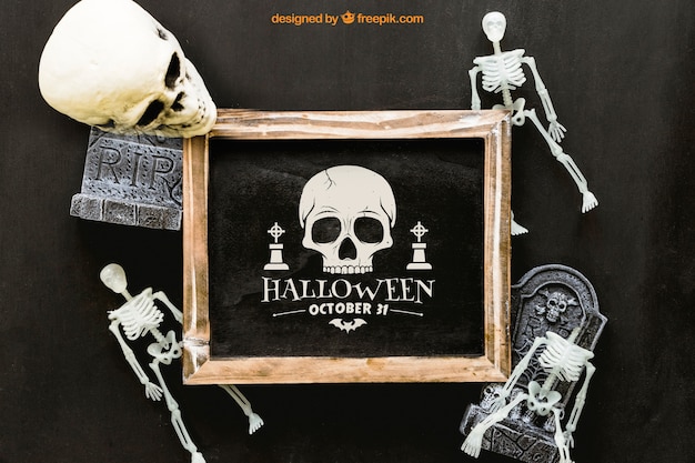 Download Free PSD | Halloween slate mockup with skeletons