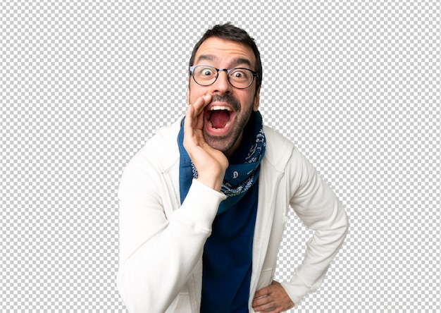 Handsome man with glasses shouting with mouth wide open to the lateral Premium Psd