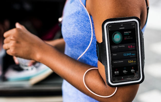 Healthy woman exercising while using technology Premium Psd