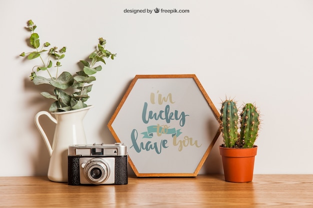 Download Free PSD | Hexagonal frame mockup on table