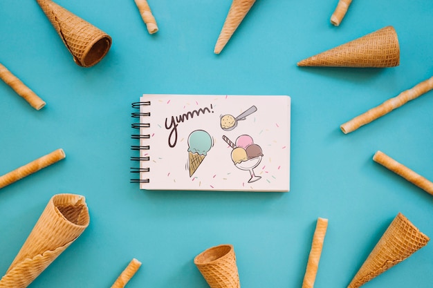 Download Free PSD | Ice cream mockup with notepad