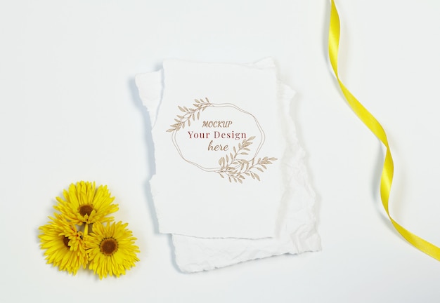 Premium PSD | Invitation card with yellow flowers on white background