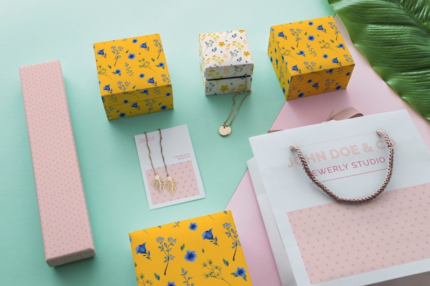 Free PSD | Jewelry and packaging mockup