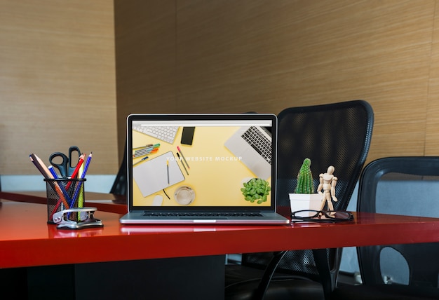 Free PSD | Laptop mockup on desk