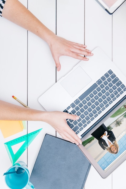 Download Free PSD | Laptop mockup on office desk