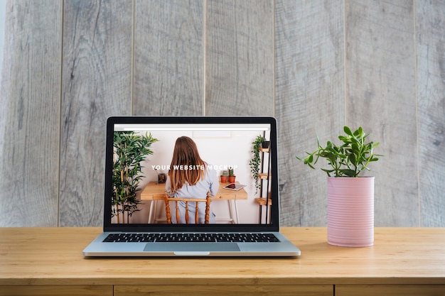 Free PSD | Laptop mockup on table with plants