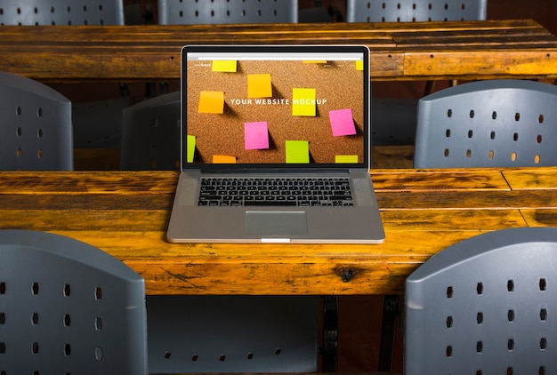 Download Free PSD | Laptop mockup on wooden table