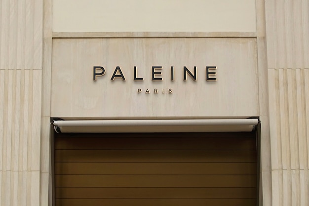 Free PSD | Logo mockup beige luxury facade sign