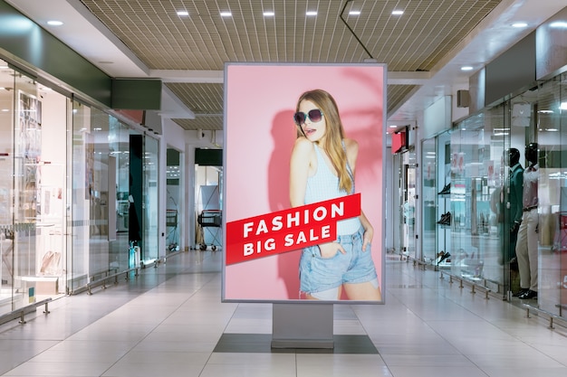 Download Free PSD | Mall advertising mock-up woman on billboard