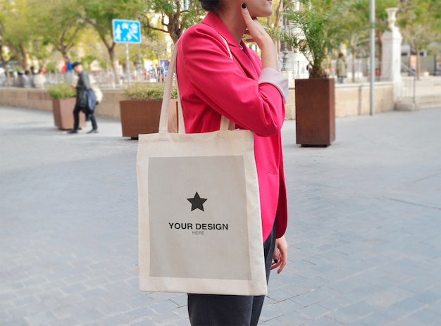 Download Mockup tote bag - woman on the street | Premium PSD File