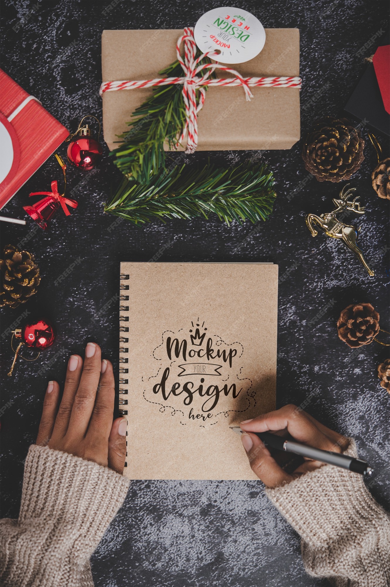 Free PSD | Notebook mockup with christmas decoration