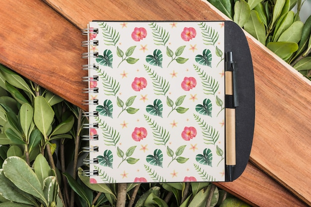 Download Free PSD | Notepad mockup with tropical leaves