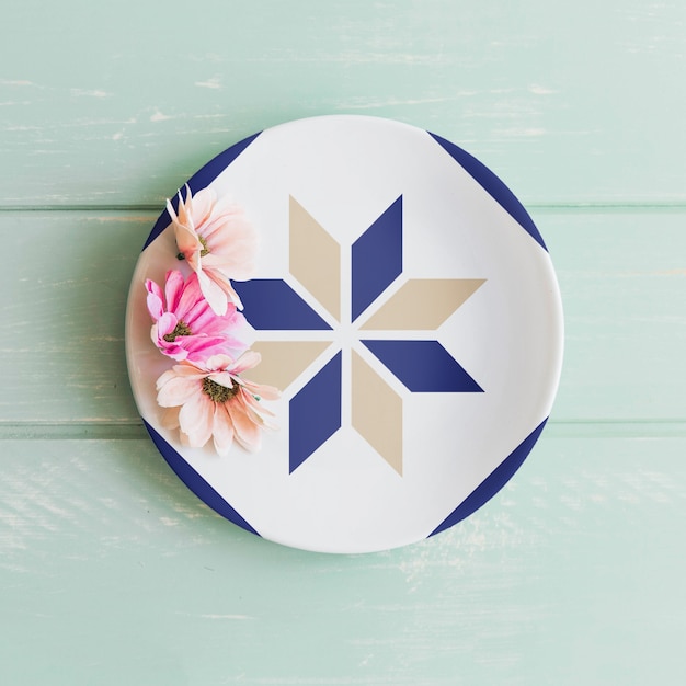 Download Free PSD | Plate mockup with flowers