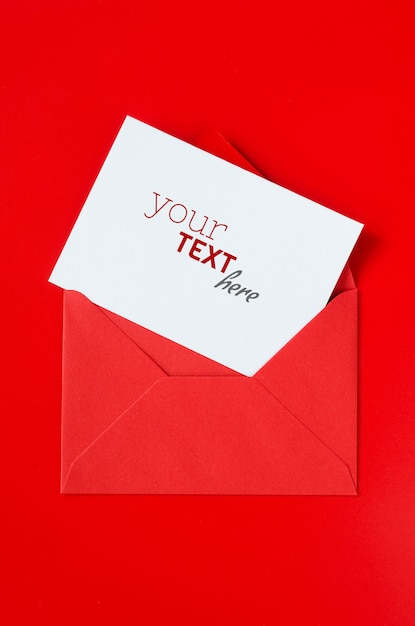 空白の白い紙と赤い封筒 バレンタインデーのラブレターのモックアップ プレミアムpsdファイル
