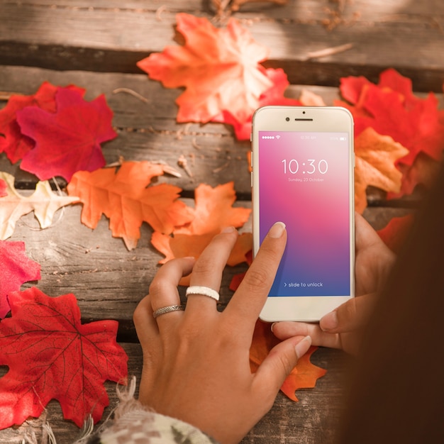 Free PSD | Smartphone mockup with autumn concept