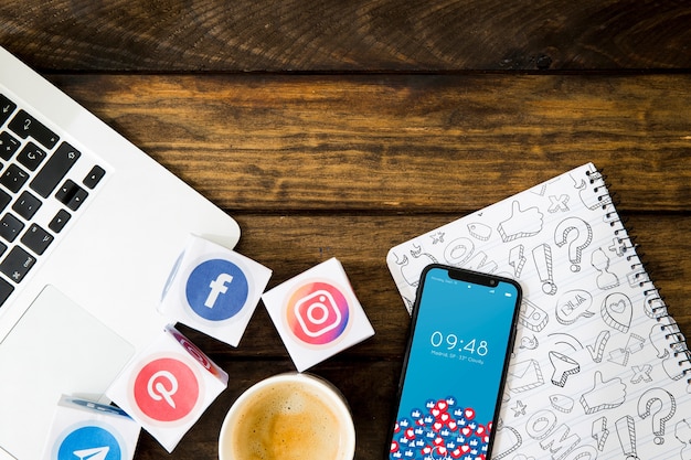 Download Free PSD | Smartphone mockup with social media concept