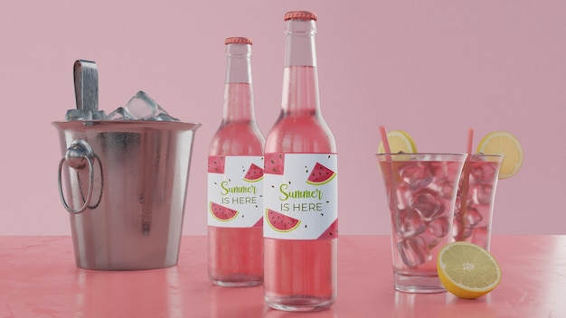 ピンクの背景を持つテーブルの上の夏の飲み物 無料のpsdファイル
