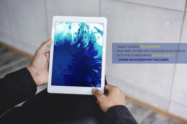 Tablet mockup image. digital tablet on hand with screen template Premium Psd