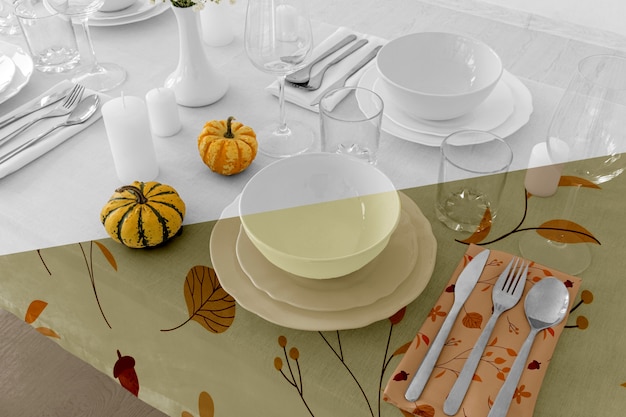dining table cutlery arrangement